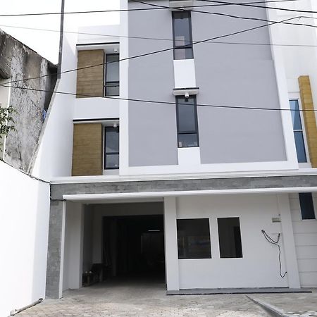 Reddoorz Plus Near Mall Pondok Indah Jakarta Ngoại thất bức ảnh