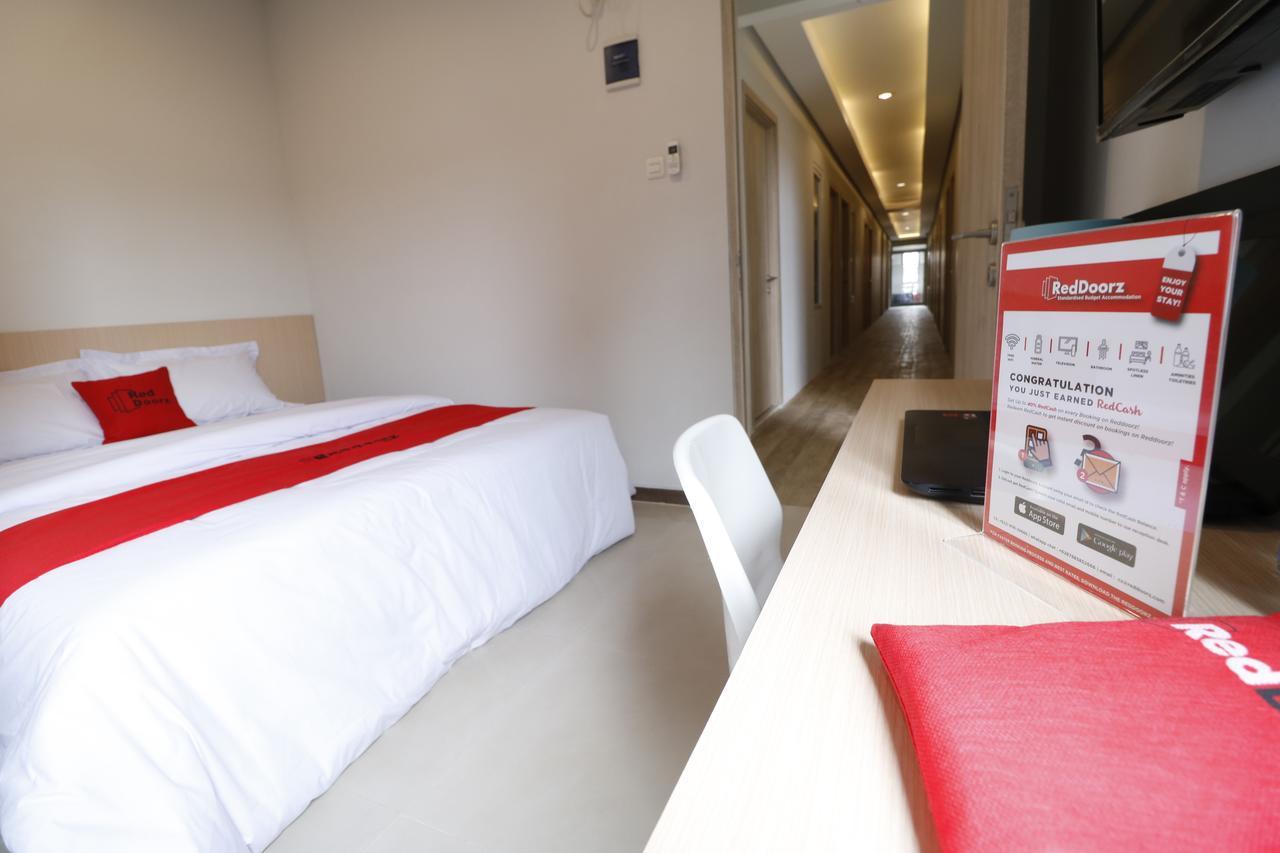 Reddoorz Plus Near Mall Pondok Indah Jakarta Ngoại thất bức ảnh