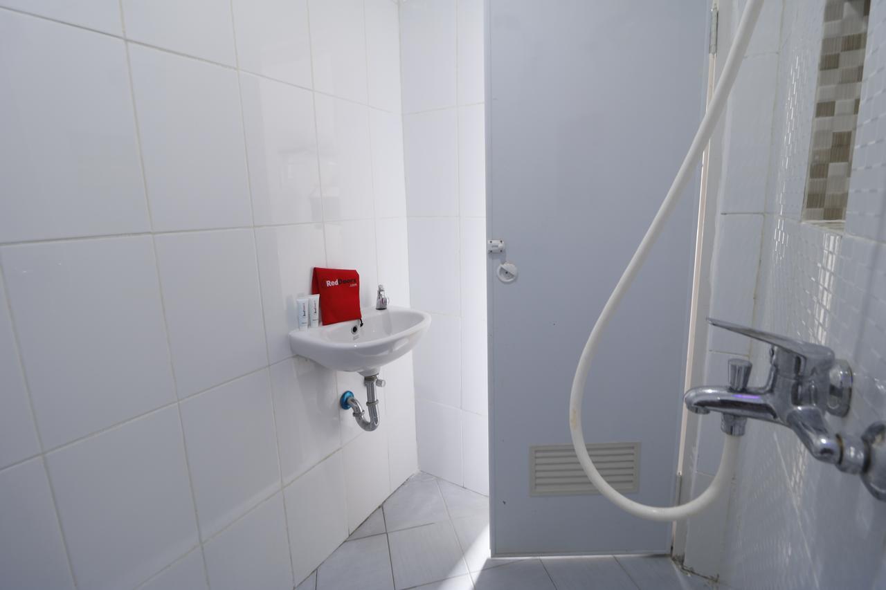 Reddoorz Plus Near Mall Pondok Indah Jakarta Ngoại thất bức ảnh