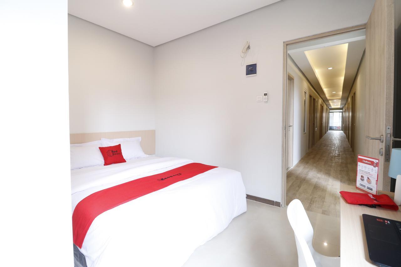 Reddoorz Plus Near Mall Pondok Indah Jakarta Ngoại thất bức ảnh