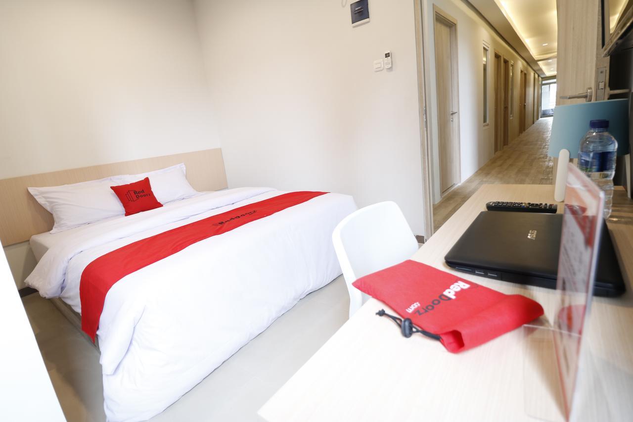 Reddoorz Plus Near Mall Pondok Indah Jakarta Ngoại thất bức ảnh