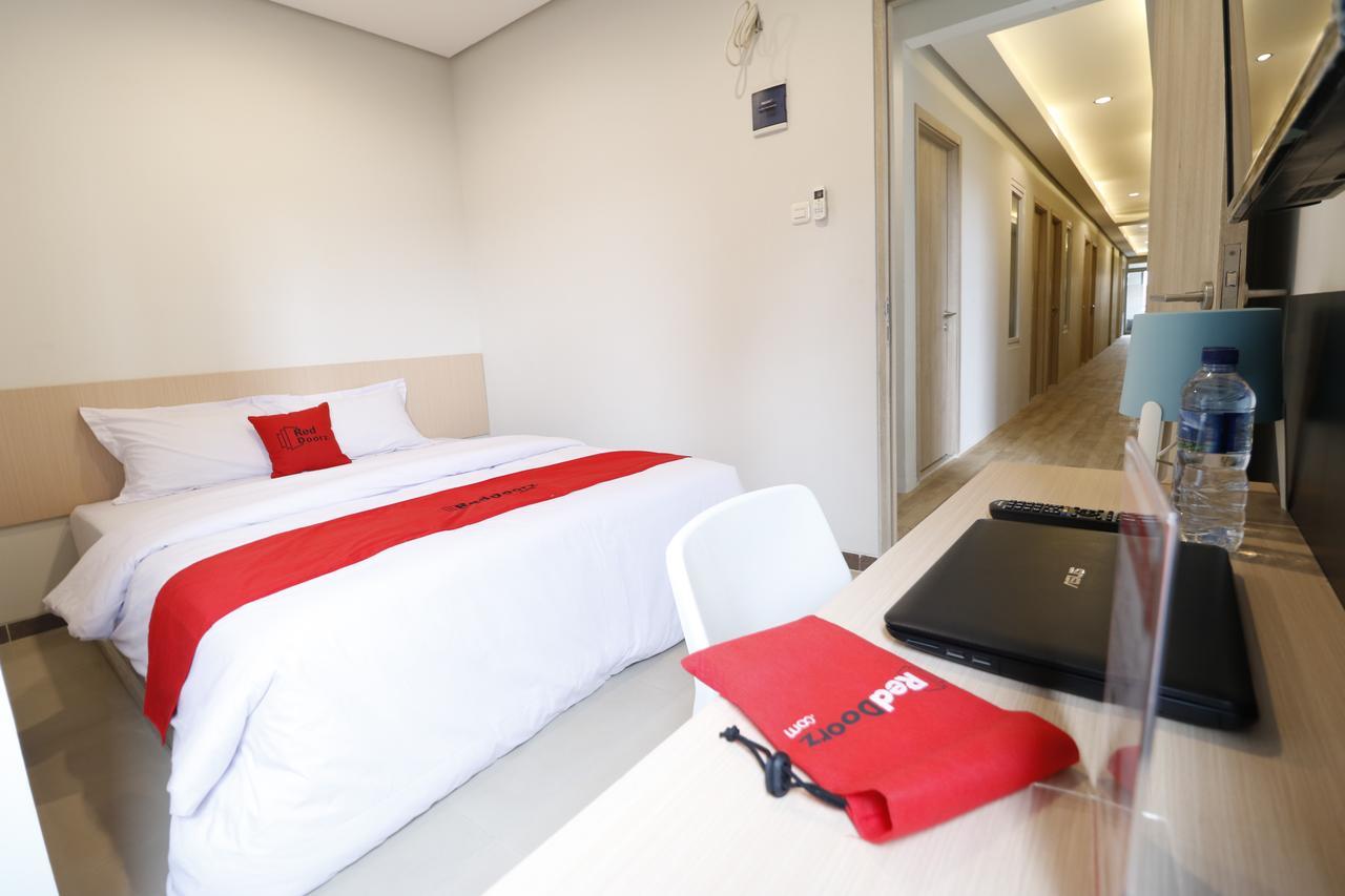 Reddoorz Plus Near Mall Pondok Indah Jakarta Ngoại thất bức ảnh